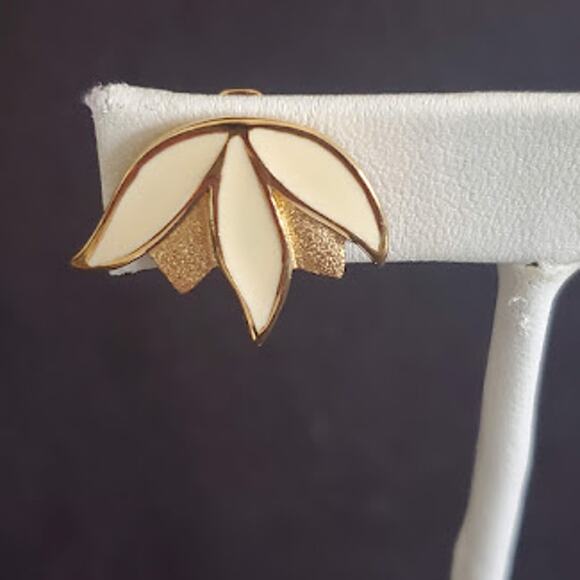 VTG Monet Cream Enamel and Gold‎ Tone Lotus Blossom Clip-on Earrings - Picture 1 of 6